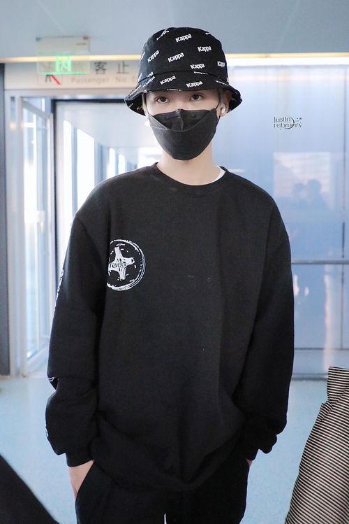 黄明昊机场爆料图片最新,潮流穿搭引热议 第1张 黄明昊机场爆料图片最新,潮流穿搭引热议 第1张